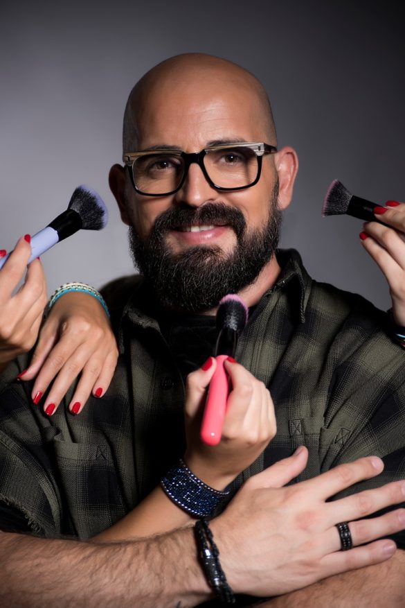 Alejandro Arias Bazán -De publicista a maquillador profesional
