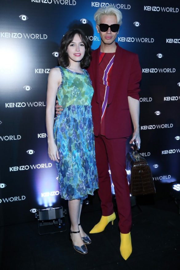 Candela Vetrano junto al dise+¦ador Santiago Artemis en el lanzamiento de la fragancia Kenzo World Kenzo World -Centro Cultural Recoleta