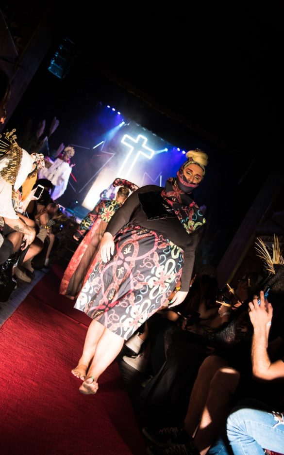 Tebas -Desfile KE $ANTA AW19