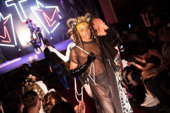 Tebas -Desfile KE $ANTA AW19